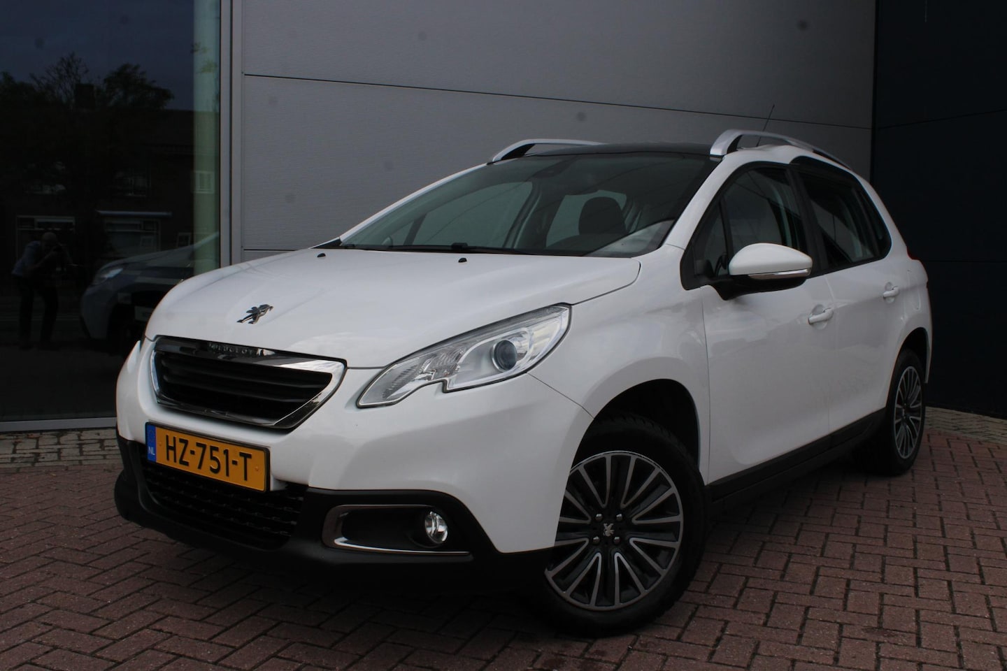 Peugeot 2008 - 1.2 PureTech Active Automaat Airco Navi Panoramadak Trekhaak - AutoWereld.nl