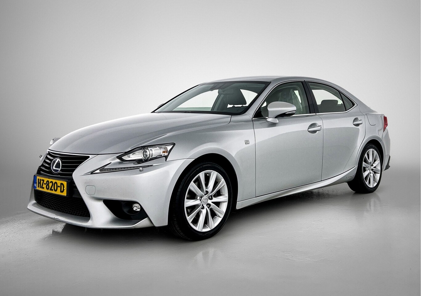 Lexus IS - 300h 25th Edition | Dealer Onderhouden | Navigatie | Stoelverwarming | - AutoWereld.nl