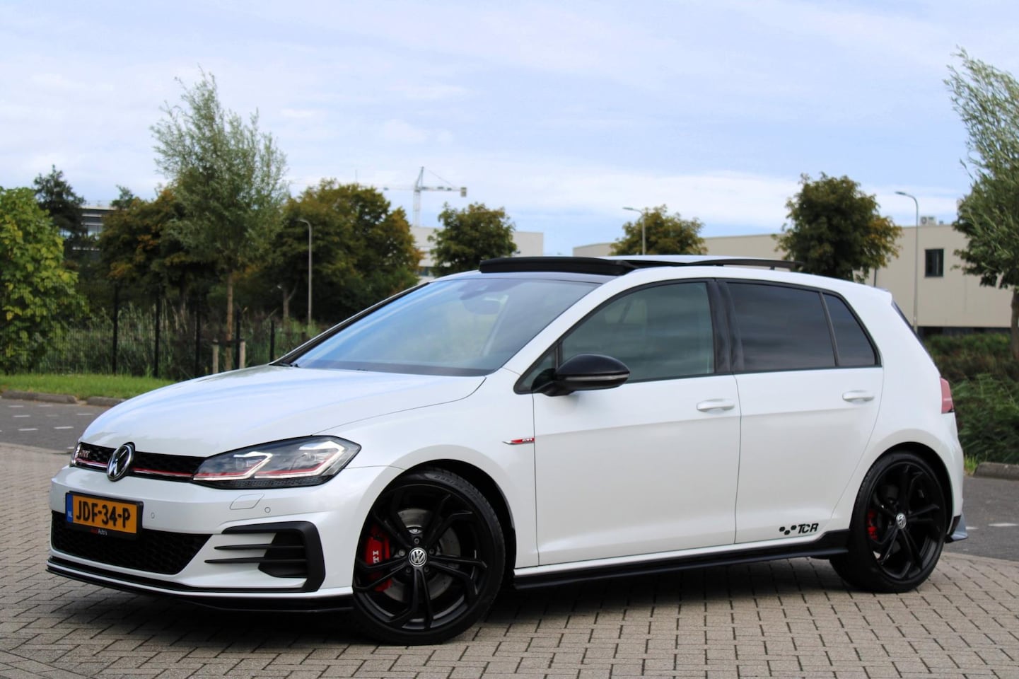 Volkswagen Golf - 2.0 TSI GTI TCR l Pano l ACC l Cam l Keyless - AutoWereld.nl