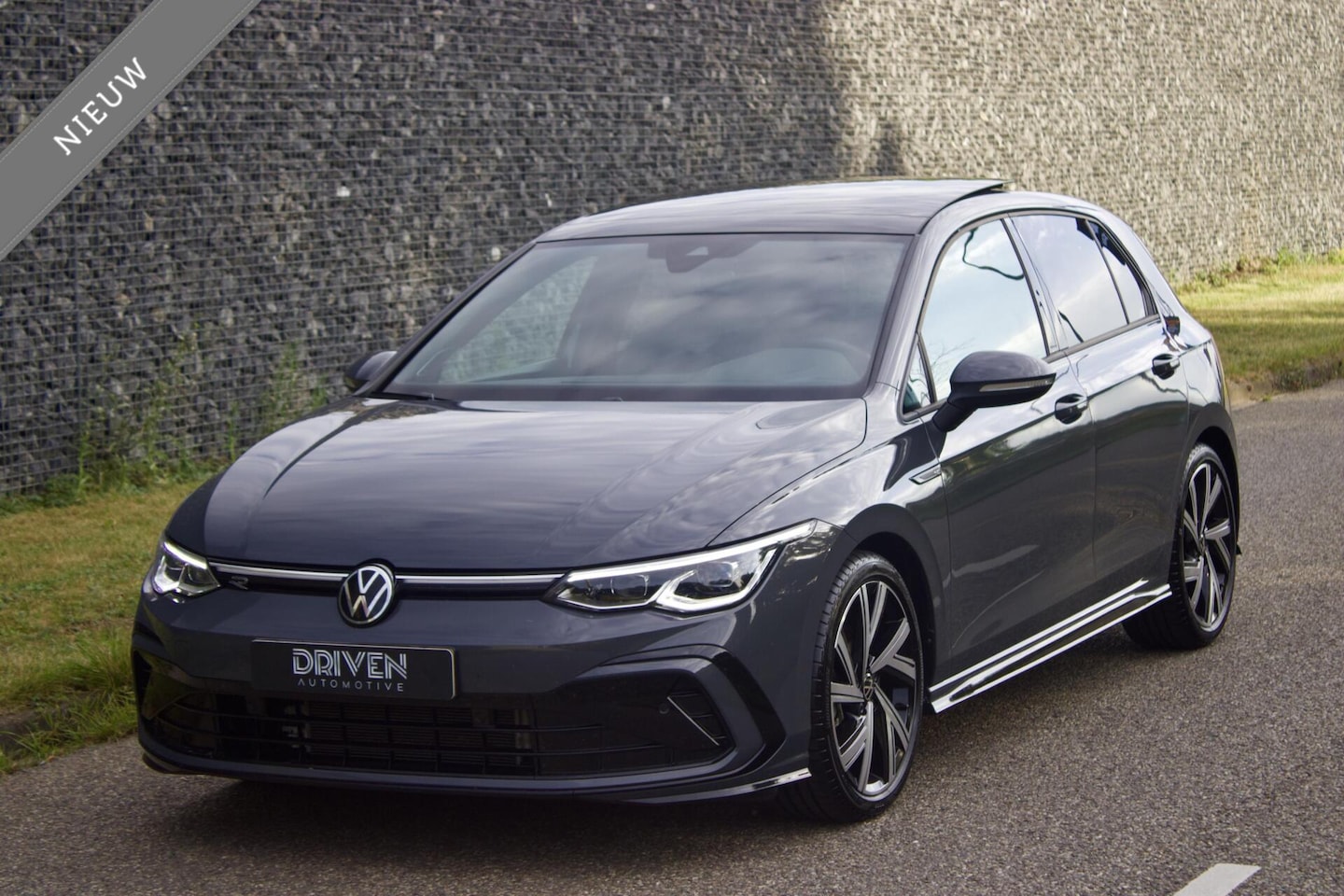 Volkswagen Golf - 1.5 eTSI R-Line|IQ Light - Pano - Nieuwstaat - AutoWereld.nl