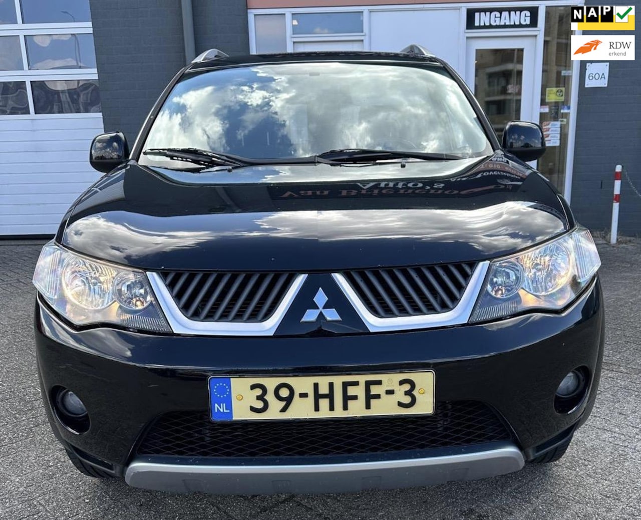 Mitsubishi Outlander - 2.4 Inspire 2WD van 1ste Eigenaar met trekhaak en parkeersensoren en airco - AutoWereld.nl