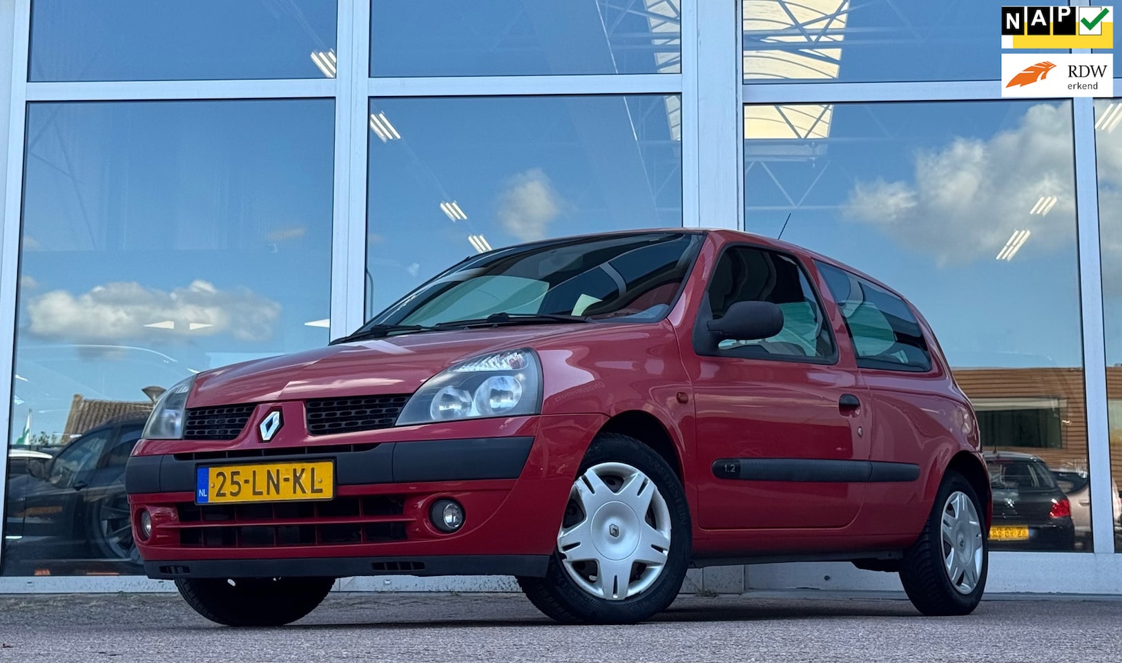 Renault Clio - 1.2i 16V Expression 3e Eigenaar Nieuwe APK Garantie - AutoWereld.nl