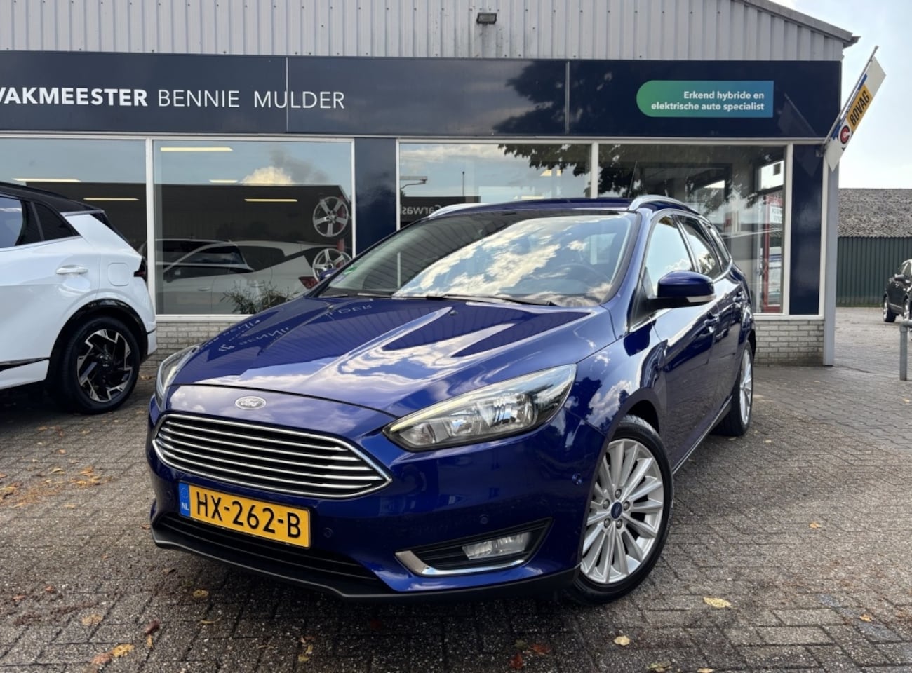Ford Focus Wagon - 1.0 Titanium NAVI / PDC / TREKHAAK / NWE. D-RIEM - AutoWereld.nl