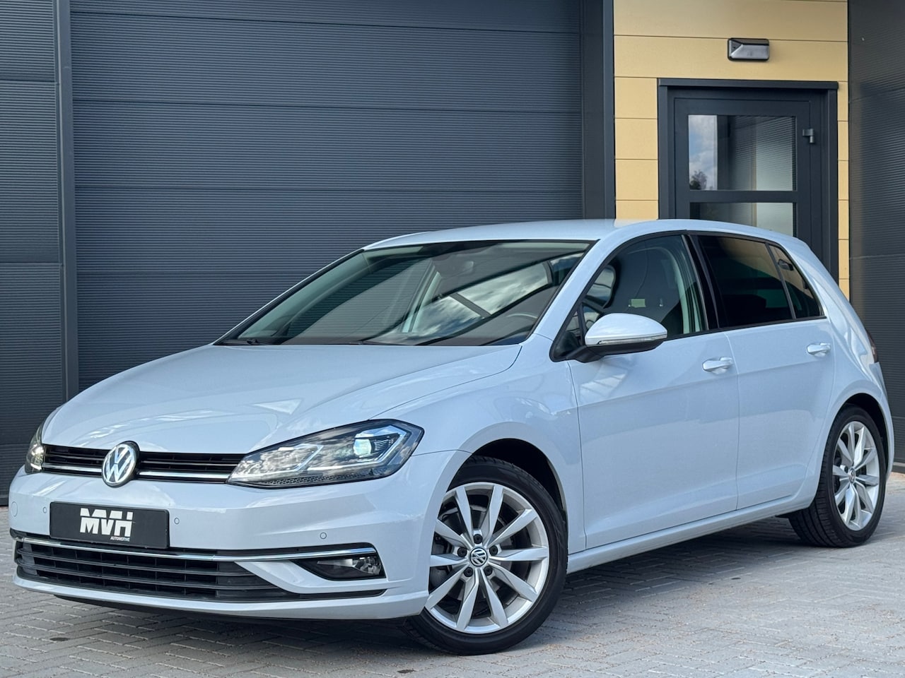 Volkswagen Golf - 1.4 TSI Highline - DSG - Virtual - Camera - Carplay - Massage - White Silver - OrigNL - NA - AutoWereld.nl