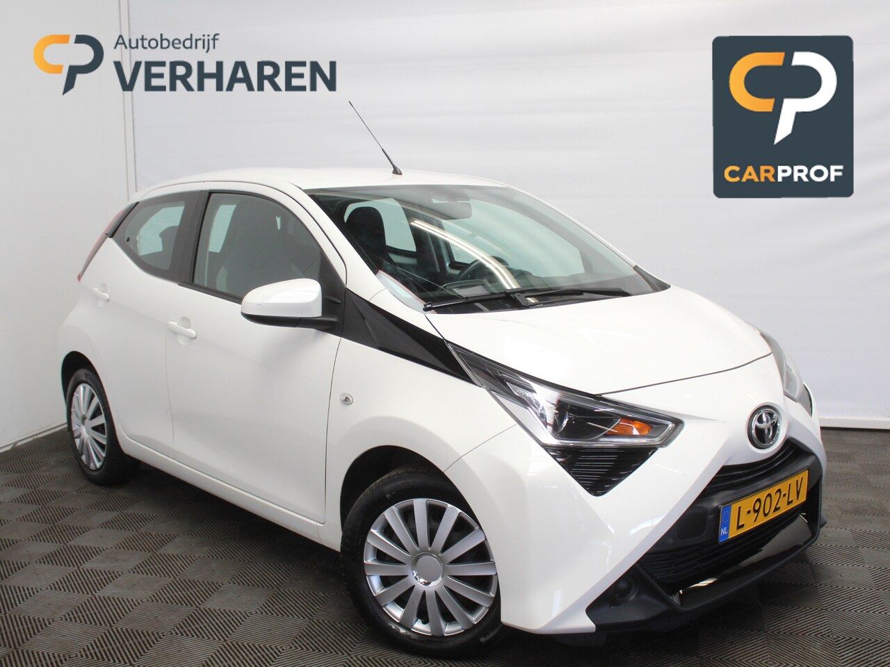 Toyota Aygo - 1.0 VVT-i x-play CARPLAY | AIRCO | LED | CAMERA | STB | ISOFIX - AutoWereld.nl