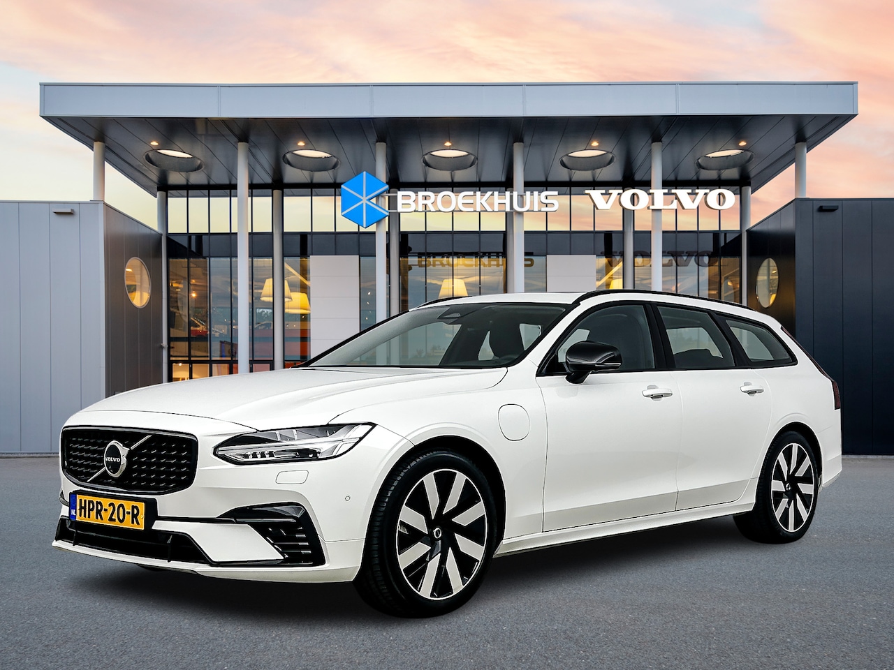 Volvo V90 - T8 Recharge AWD Ultra Dark | 19" | 360 Camera | Trekhaak | Panoramadak | Head-up | Harman - AutoWereld.nl