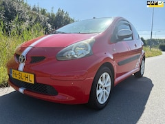 Toyota Aygo - 1.0-12V + de auto is 3 deurs met airco goed onderhouden