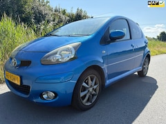 Toyota Aygo - 1.0-12V Dynamic Navigator de auto is goed onderhouden en beschikt over airco