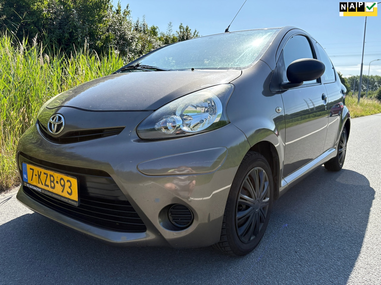 Toyota Aygo - 1.0 VVT-i Now goed onderhouden 5 deurs diverse opties waaronder airco. - AutoWereld.nl