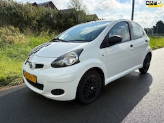 Toyota Aygo - 1.0-12V Now 5 deurs De auto is goed onderhouden en beschikt over diverse opties