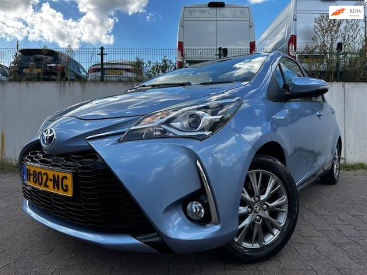Toyota Yaris - 1.5 Hybrid Design Sport/AUTOMAAT/NAVI/CAMERA/CRUISE/CLIMA/ZEER LAGE KM STAND/ZEER NETTE AU - AutoWereld.nl