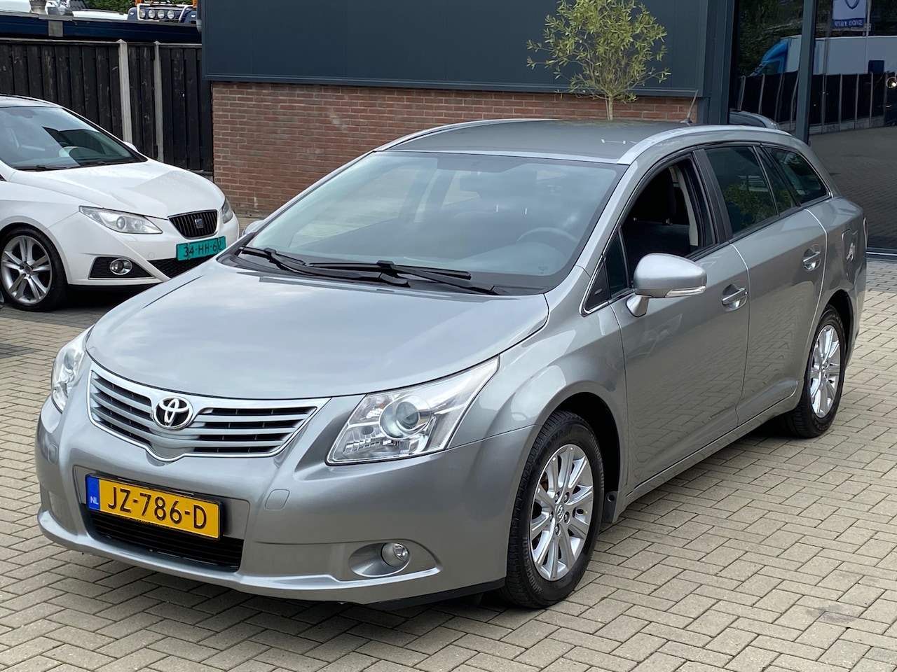 Toyota Avensis Wagon - 1.8 VVTi Business NIEUWSTAAT NAVI XENON CRUISE CLIMA TREKHAAK - AutoWereld.nl