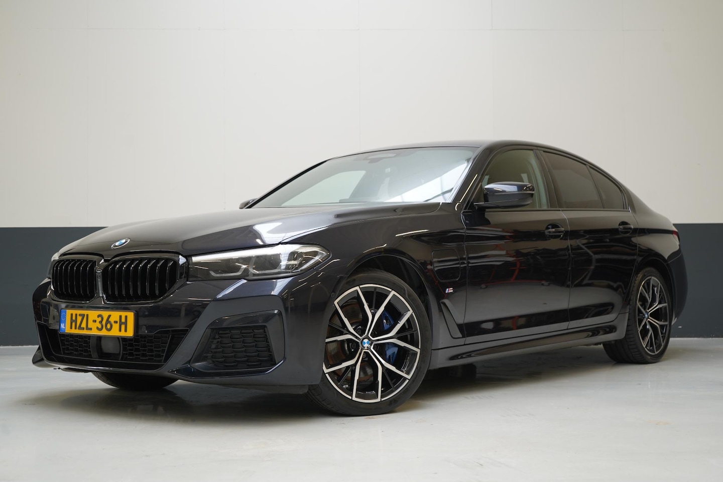 BMW 5-serie - 530e 293pk M Sport Edition | Leder | Sportstoelen | Elektr.verstl. stoelen | Trekhaak - AutoWereld.nl