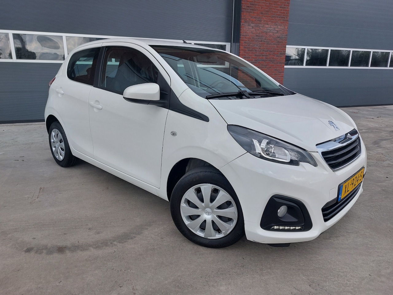 Peugeot 108 - 1.0 e-VTi Active 5 DRS AIRCO LED APK 3-27 - AutoWereld.nl