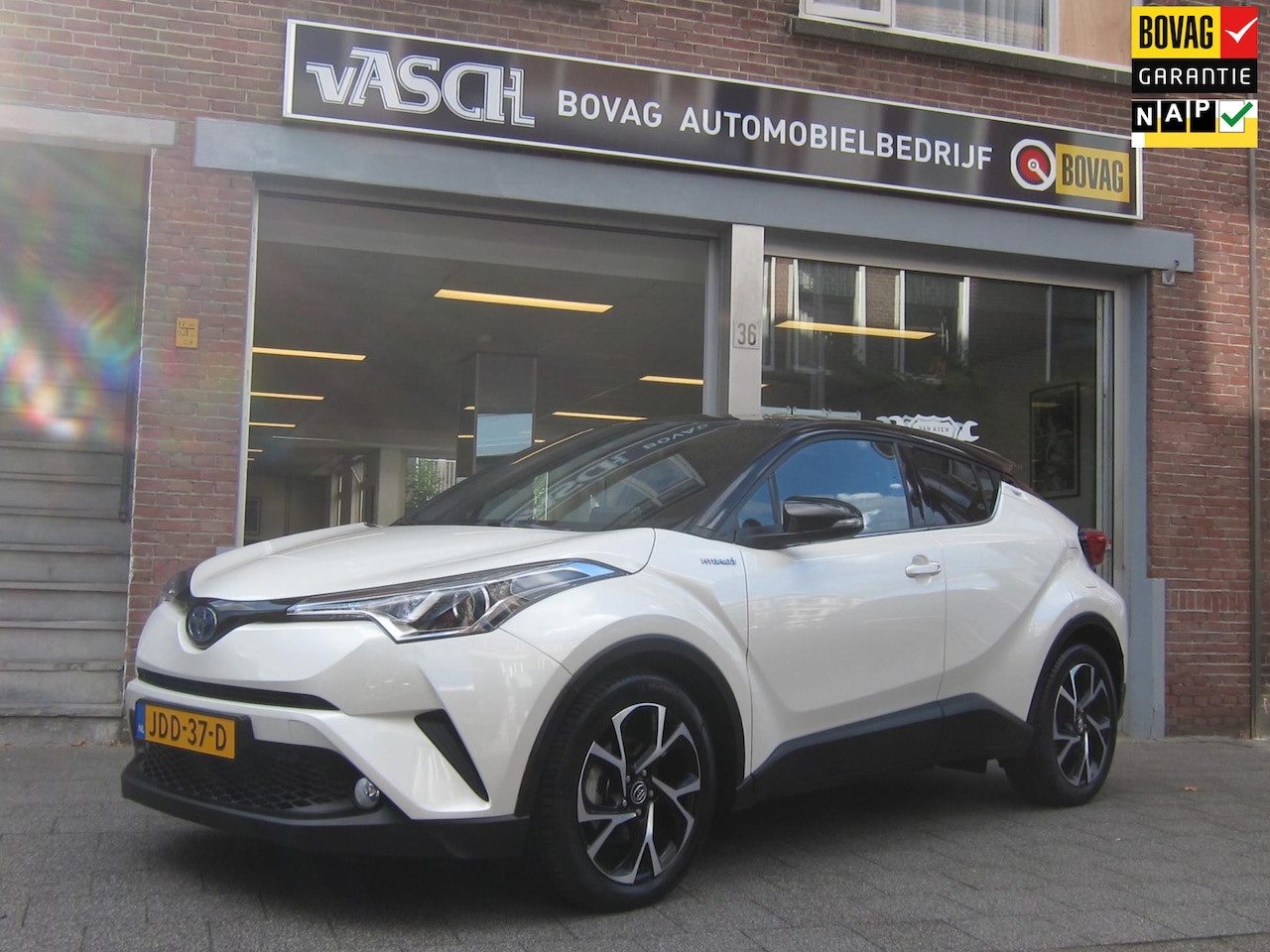 Toyota C-HR - 1.8 Hybrid Executive Bi-Tone Rijklaar Bovaggarantie - AutoWereld.nl