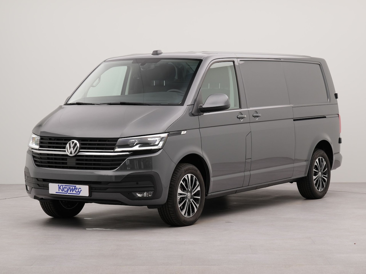 Volkswagen Transporter - 2.0 TDI L2H1 30 Highline 204 pk Automaat | Showroommodel | Schuifdeuren linker-en rechterz - AutoWereld.nl