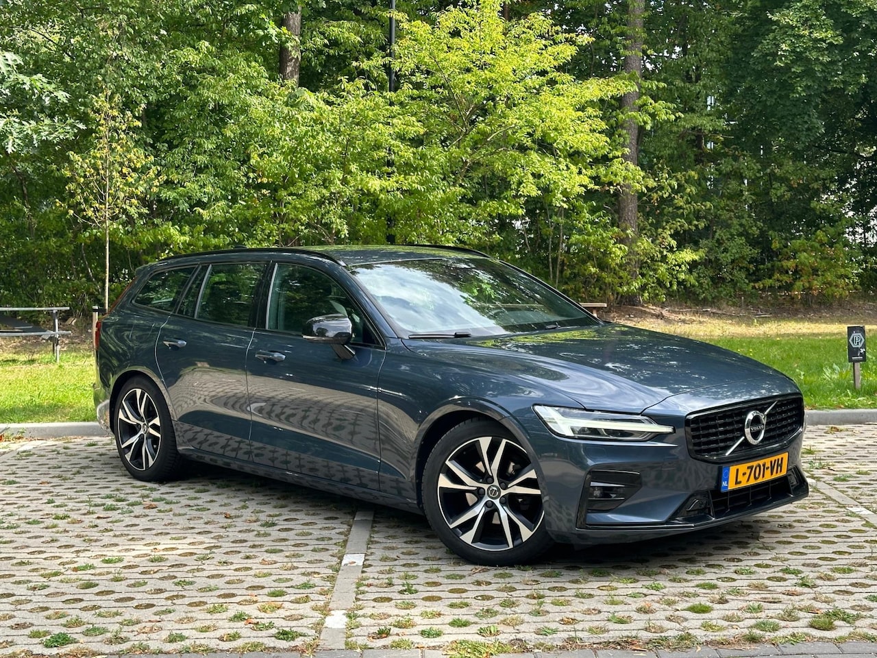 Volvo V60 - 2.0 B4 R-Design 2.0 B4 R-Design - AutoWereld.nl