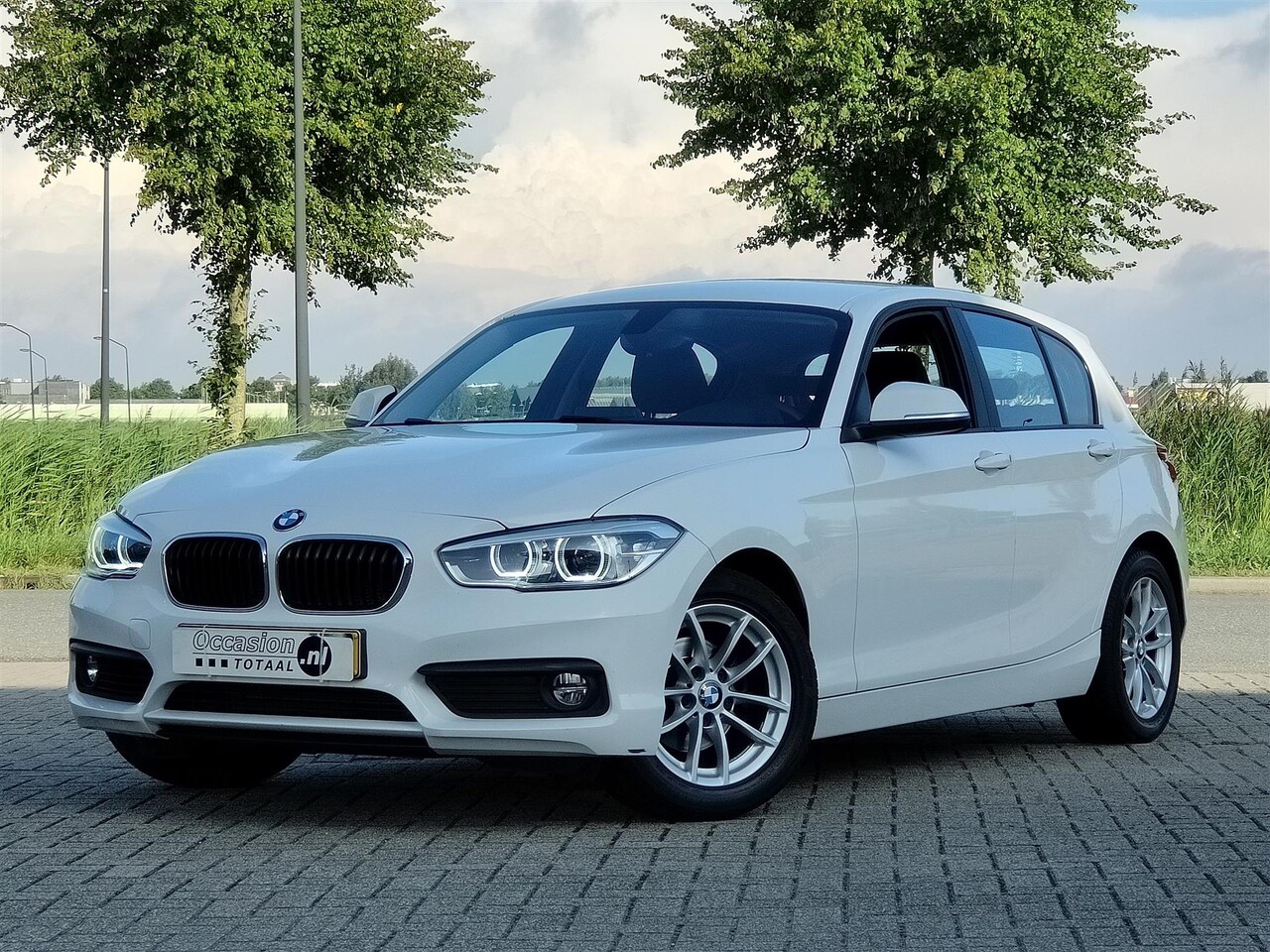 BMW 1-serie - 116i Executive | Led | Trekhaak | Navi | Climate - AutoWereld.nl