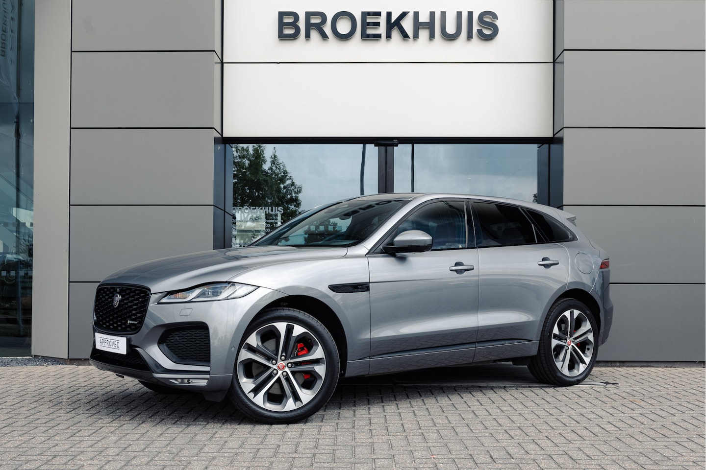 Jaguar F-Pace - P400e R-Sport | Pano | 21 Inch | Koel/verw schaalstoelen | Head-Up | El trekhaak| Black Pa - AutoWereld.nl