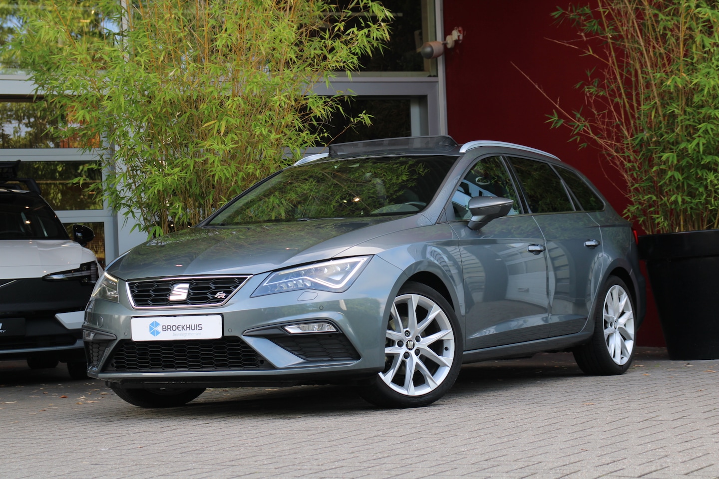 SEAT Leon ST - 1.4 EcoTSI FR Business Intense | Trekhaak | Camera | Panoramadak | CarPlay | Beats audio | - AutoWereld.nl