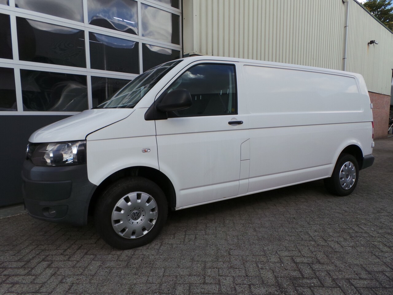 Volkswagen Transporter - 2.0 TDI 140pk/103kw DSG L2H1 Airco,Cruise,Trekhaak,NAP nette bus - AutoWereld.nl