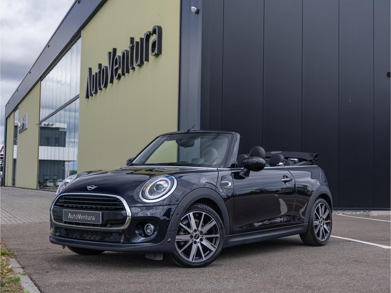 MINI Cabrio - Cooper Mini 1.5 Sidewalk Edition PDC l Camera l Harman Kardon l Cruise Control l Park assi - AutoWereld.nl