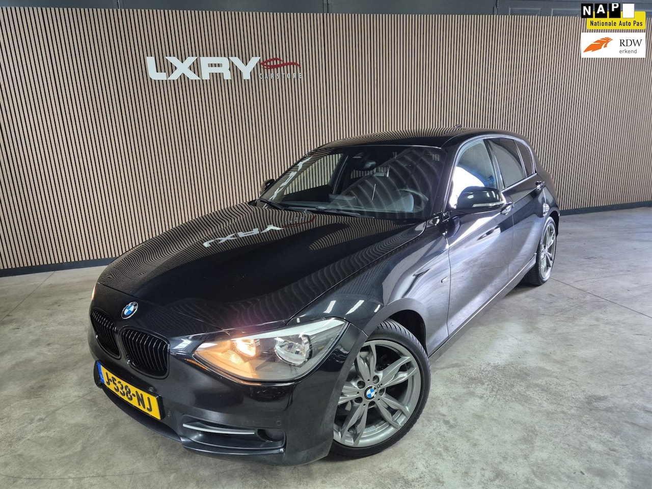 BMW 1-serie - 118i Business | Clima | Navi | Pano | Cruise | PDC & Camera| Stoelverwarming | - AutoWereld.nl