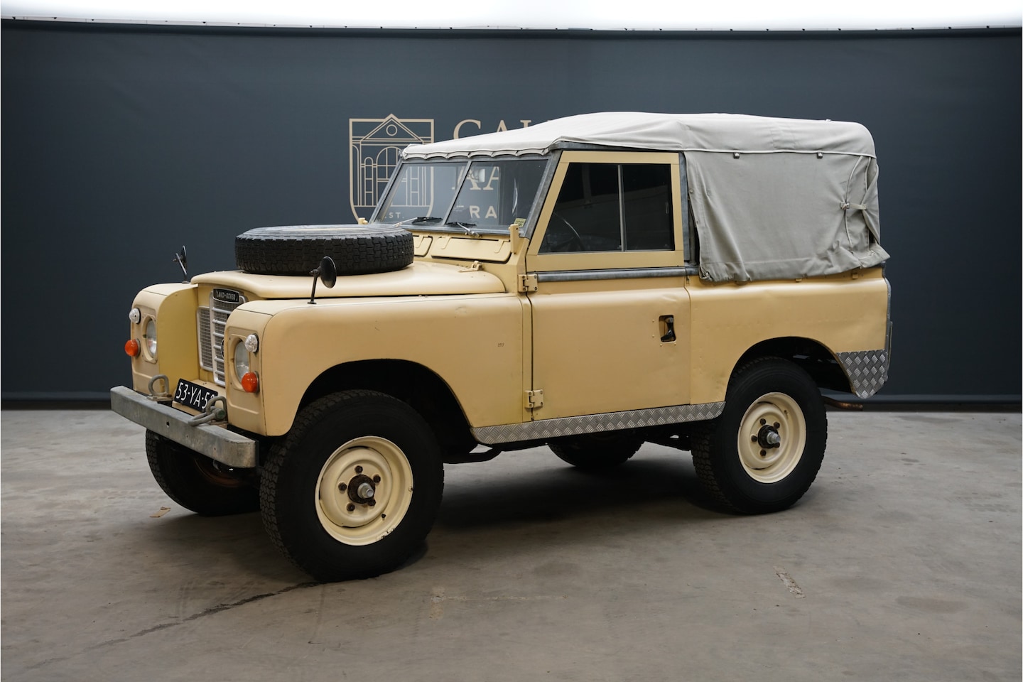Land Rover 88 - Soft Top "Seats for 7 persons" 7 persons "civilian" version - with the 2 rear seats, Solid - AutoWereld.nl