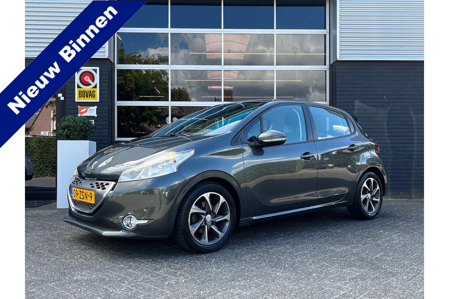 Peugeot 208 - 1.4 e-HDi Active 1.4 e-HDi Active, Automaat, Airco, Bluetooth, Navi, PDC, NAP - AutoWereld.nl