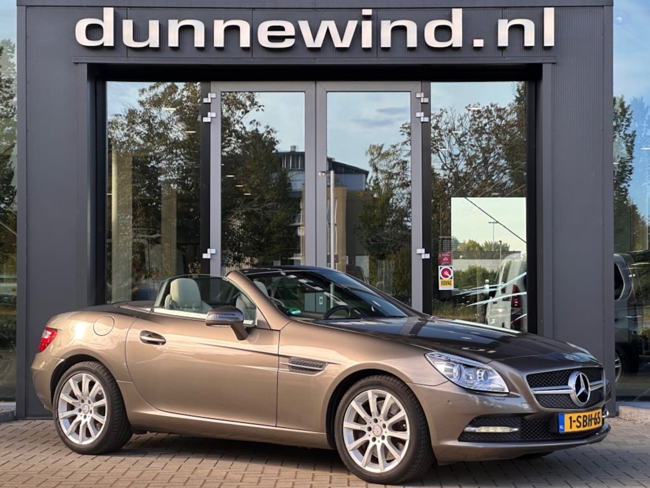 Mercedes-Benz SLK-klasse - 350 *INDIUMGRIJS*NL-AUTO*LEDER*NAVI*LED*PANO*DEALERONDERHOUDEN - AutoWereld.nl