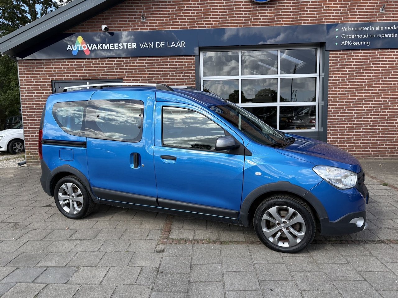 Dacia Dokker - 1.2 TCe Stepway 5p. 85KW Deurtjes (Distributie verv.) ( Navigatie, trekhaak, Airco, cruise - AutoWereld.nl