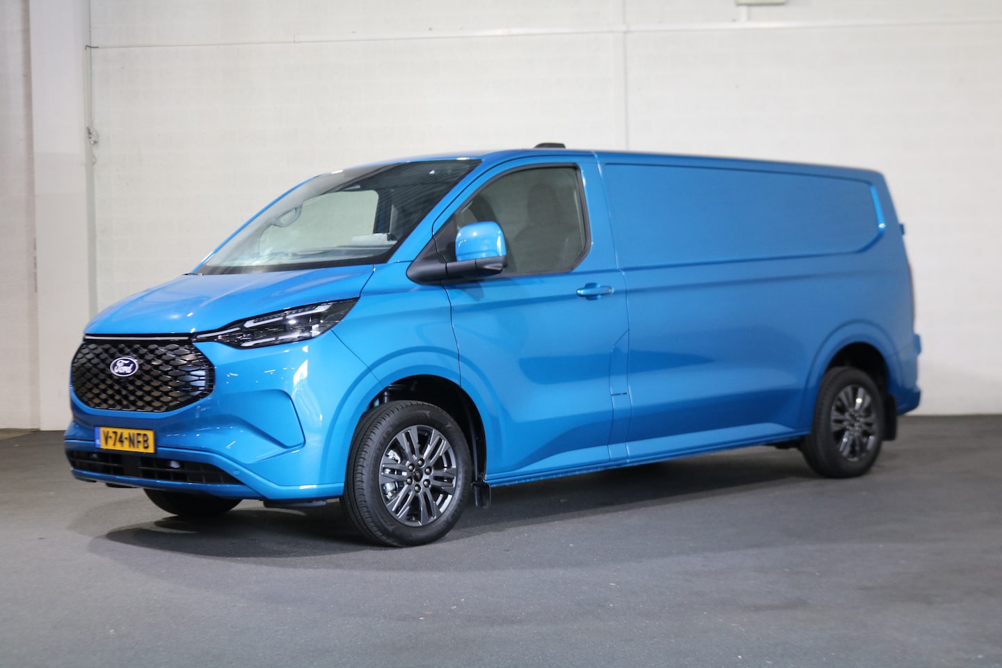 Ford Transit Custom - E-Transit 340 L2 H1 Limited 218pk 65 kWh Matrix Led B&O - AutoWereld.nl