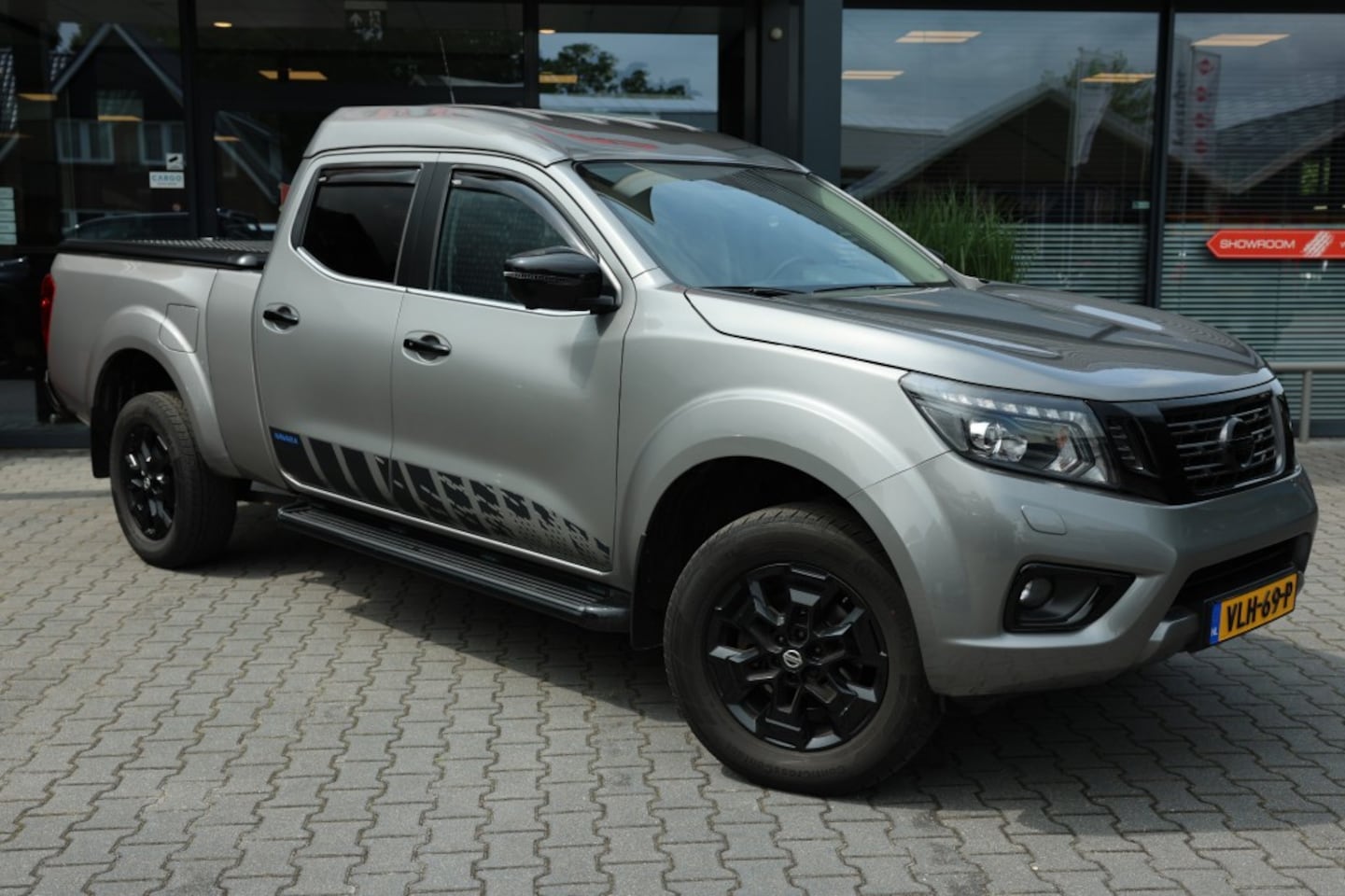 Nissan Navara - 2.3 DCI DUBBEL CABINE N-GUARD A/T 5 SITZ 4WD VAN - AutoWereld.nl