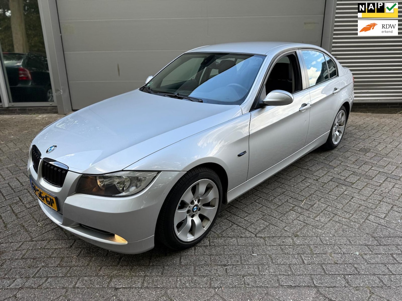 BMW 3-serie - 318i Dynamic Executive / NIEUWE APK / RIJDT SCHAKELT GOED / IJSKOUDE AIRCO - AutoWereld.nl