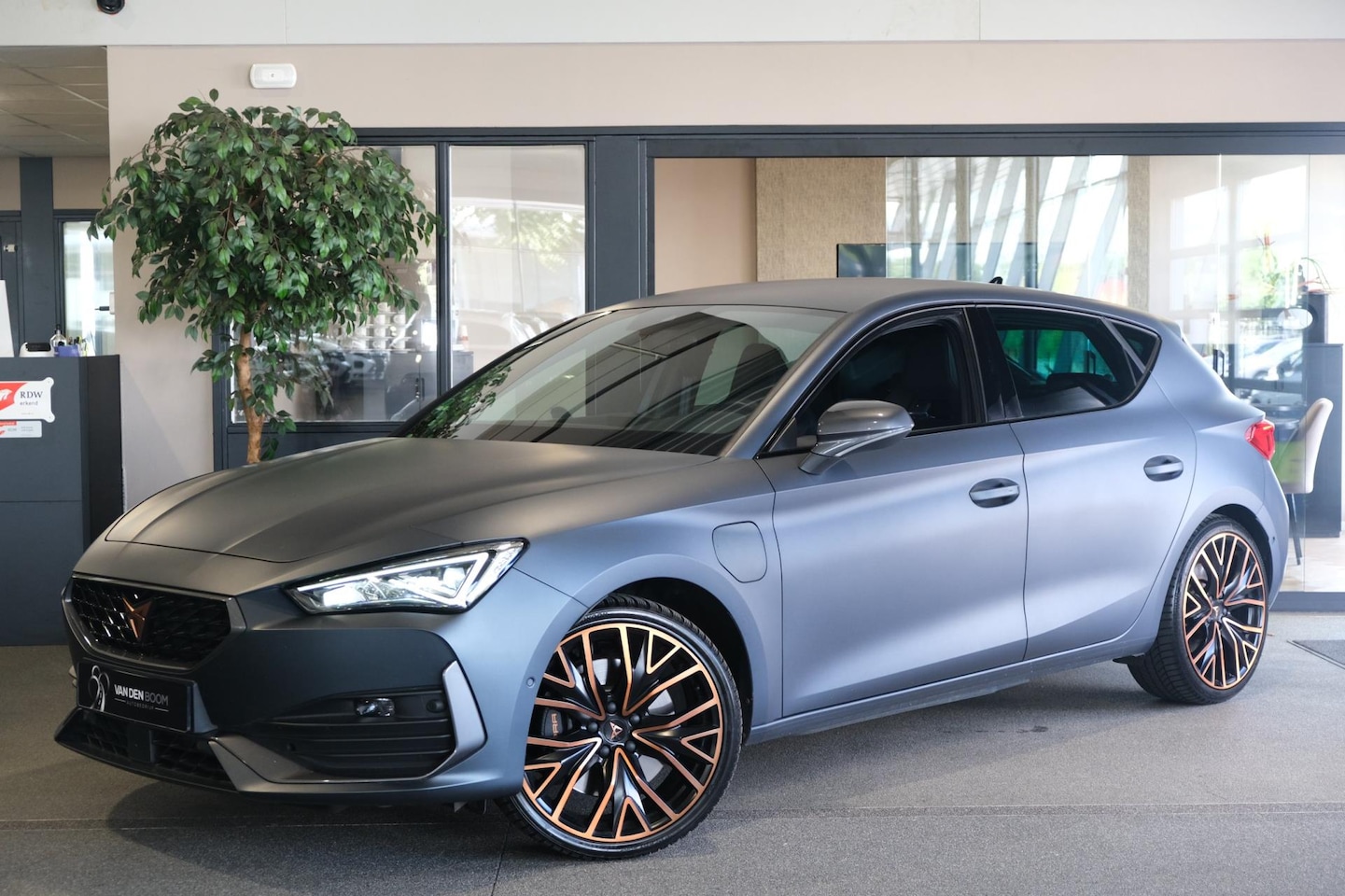 CUPRA Leon - 1.4 e-Hybrid VZ Copper 245PK MATT Cam Led Navi Virtual - AutoWereld.nl