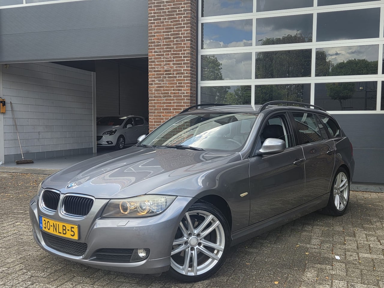 BMW 3-serie Touring - 318i Business Line|Leer|Clima|Lm Velgen|PDC|Cruise|Apk|Nap - AutoWereld.nl