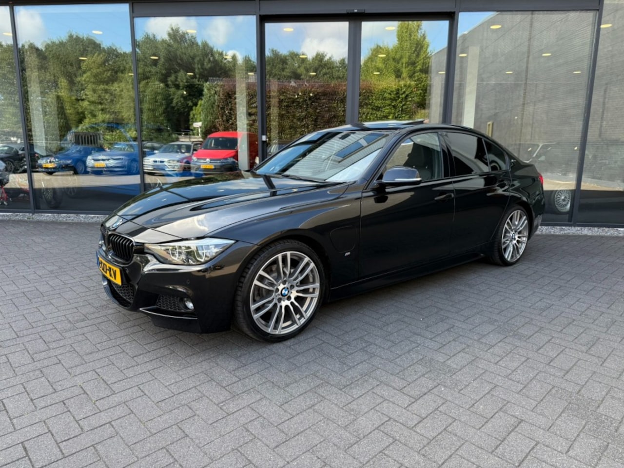 BMW 3-serie - 330e M Sport 330e M-Sport,Schuifdak,Leer,LED,Lane Ass.,NaviPro,Clima,Dealer OH - AutoWereld.nl