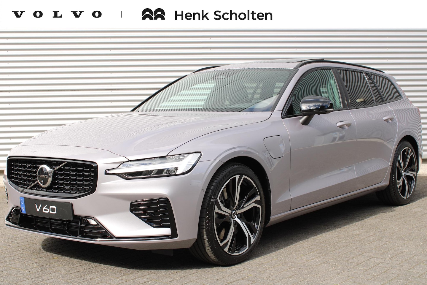 Volvo V60 - 2.0 T6 Plug-in hybrid AWD Plus Dark | 19'' 5-triple Spaaks Black / Diamond Cut Velgen | Na - AutoWereld.nl