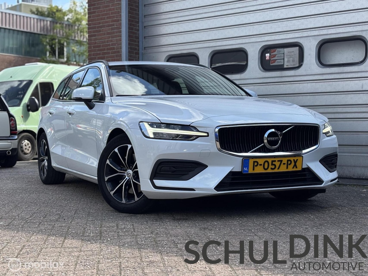 Volvo V60 - 2.0 B3 Momentum Advantage TREKHAAK|ADEPTIVE CRUISE - AutoWereld.nl