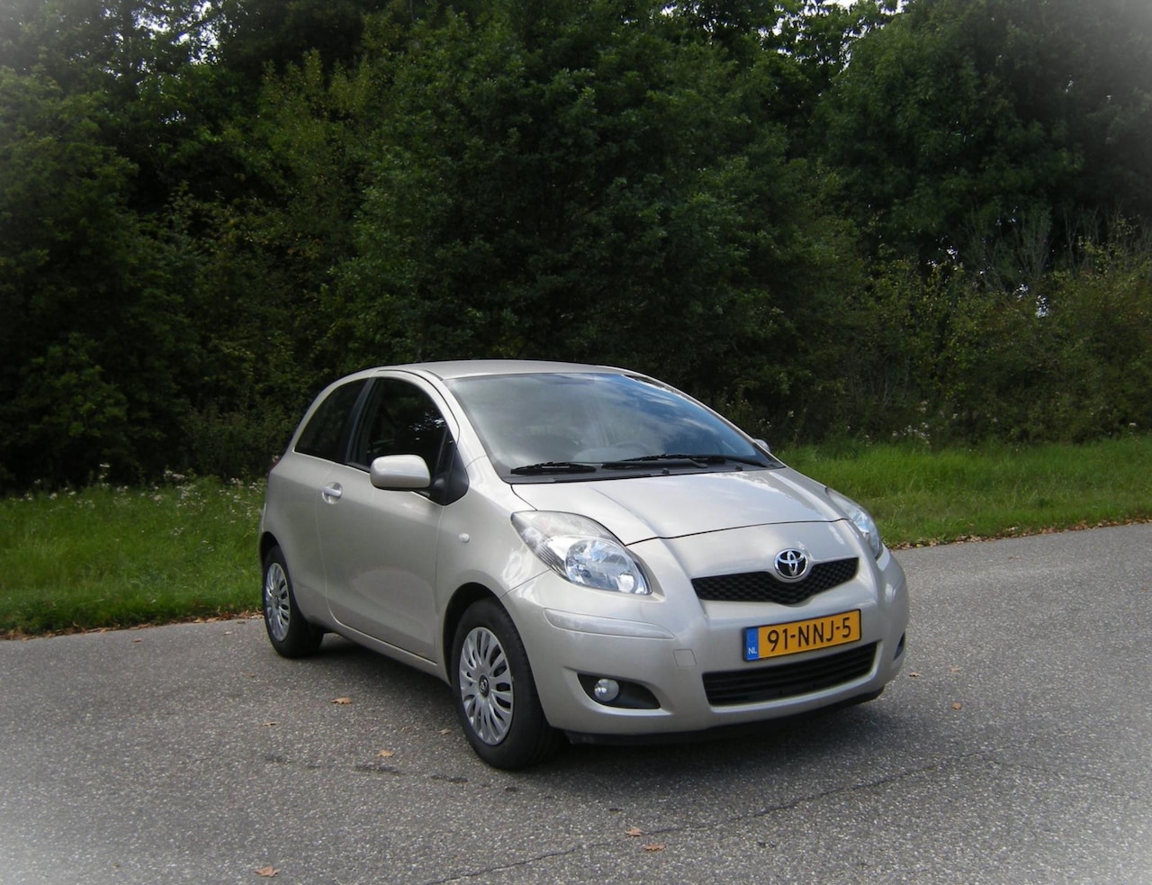 Toyota Yaris - 1.3 VVTi Aspiration . AUTOMAAT . Airco . Cruiscontrol . Navigatie . enz - AutoWereld.nl