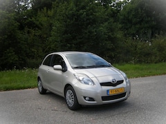 Toyota Yaris - 1.3 VVTi Aspiration . AUTOMAAT . Airco . Cruiscontrol . Navigatie . enz