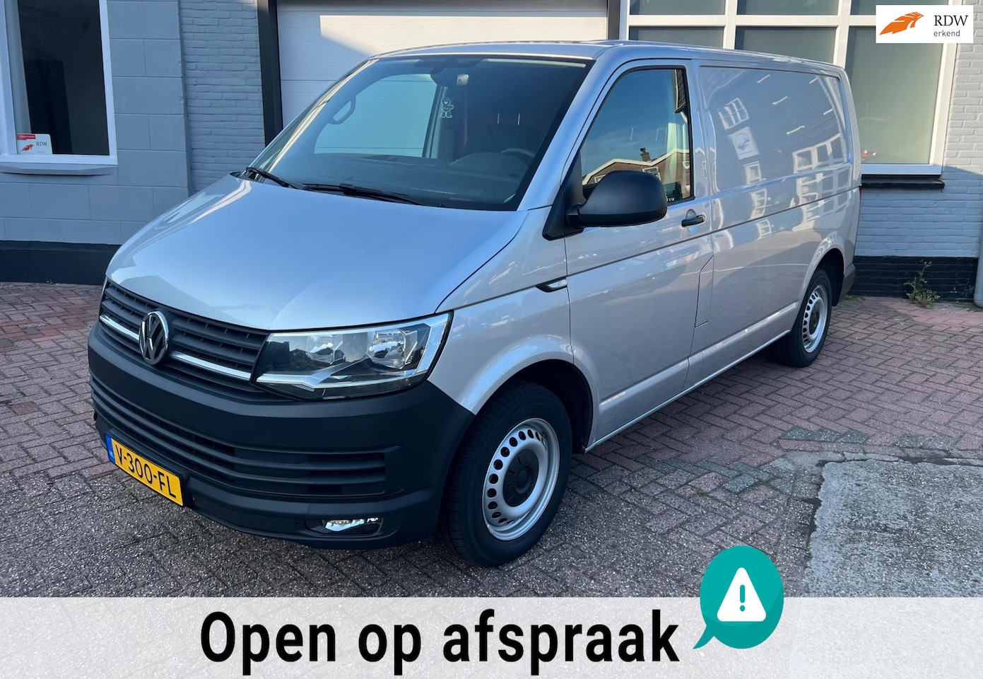 Volkswagen Transporter - 2.0 TDI L1H1 Highline|Nieuwe Distributie|DSG|Cruisecontrol|Bluetooth|Trekhaak|PDC|Airco - AutoWereld.nl