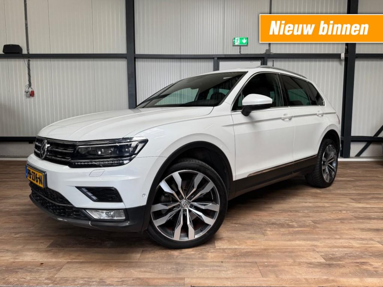 Volkswagen Tiguan - 2.0 TSI AUTOMAAT / 4 MOTION / PANO / MASSAGE / ETC - AutoWereld.nl