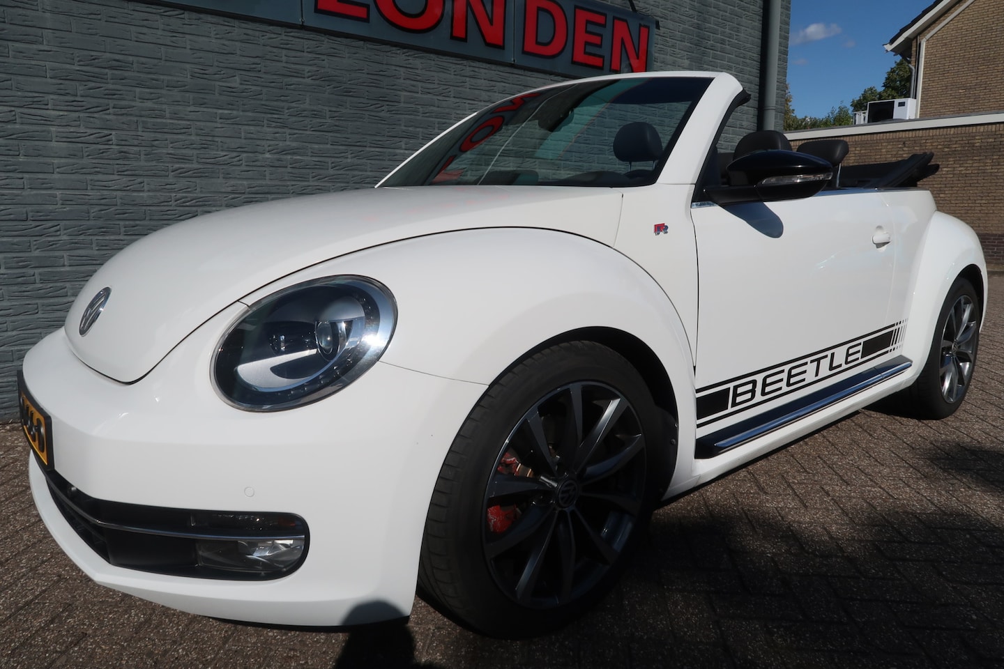 Volkswagen Beetle Cabriolet - 1.4 TSI Sport Een zeer nette en complete auto - AutoWereld.nl