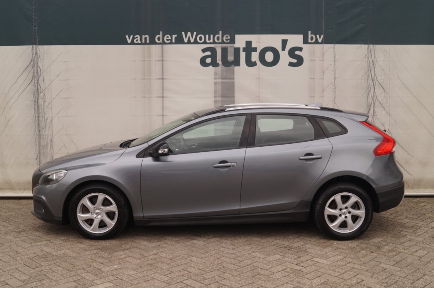 Volvo V40 Cross Country - 2.0 D2 120pk Kinetic -NAVI-PDC-AIRCO- - AutoWereld.nl