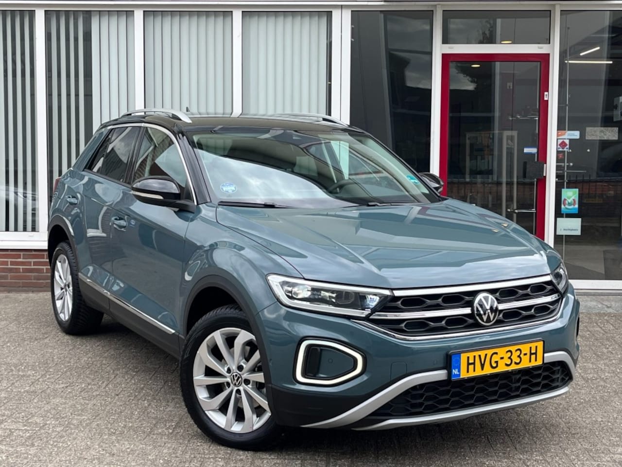 Volkswagen T-Roc - 1.5 TSI Life Automaat 150 PK I Rijklaar I Afn. Trekhaak I Zo goed als nieuw - AutoWereld.nl