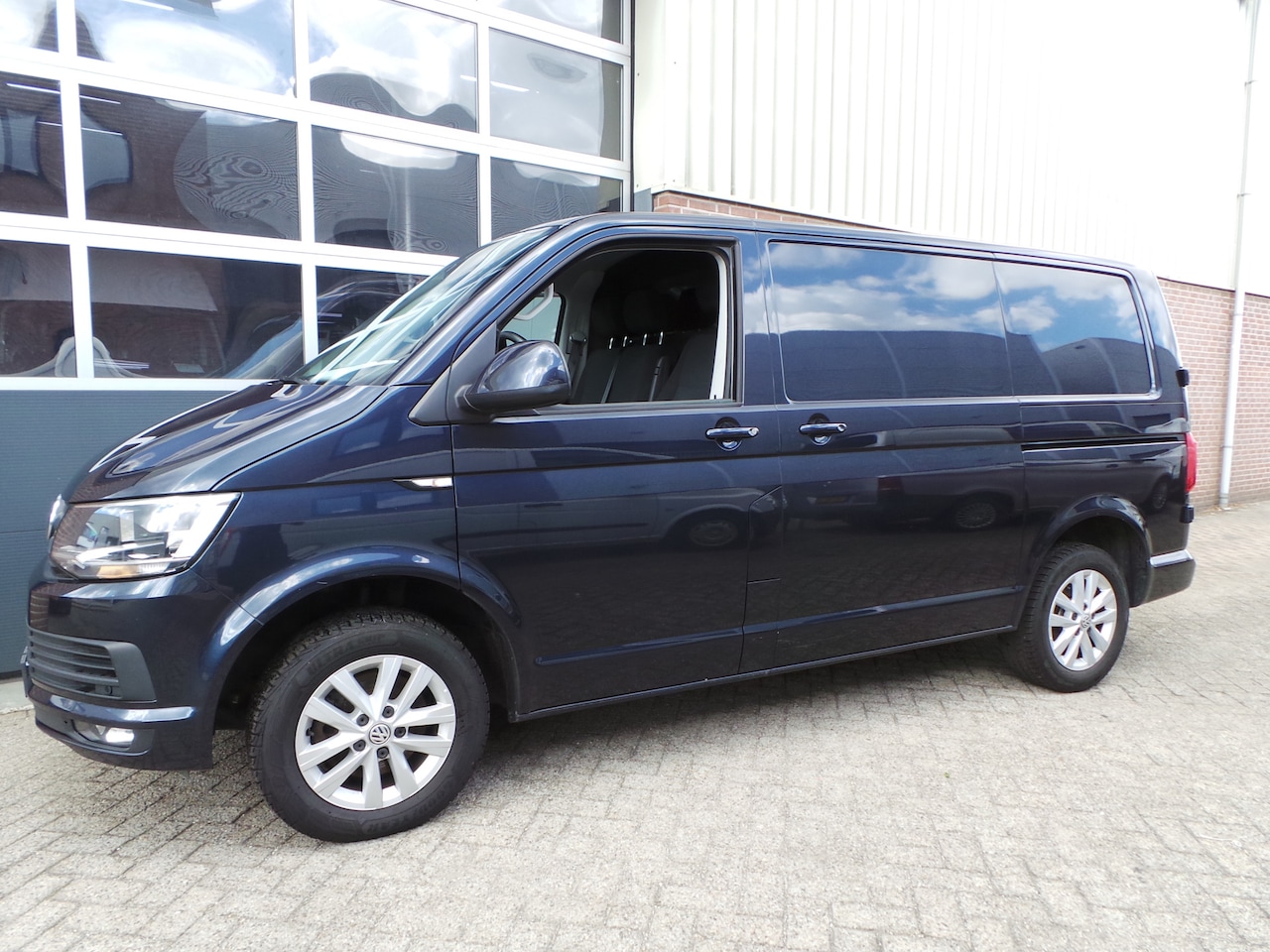 Volkswagen Transporter - 2.0 TDI 150pk DSG L1H1 Airco,Cruise,Navi,Pdc,Enz 2 Schuifdeuren - AutoWereld.nl