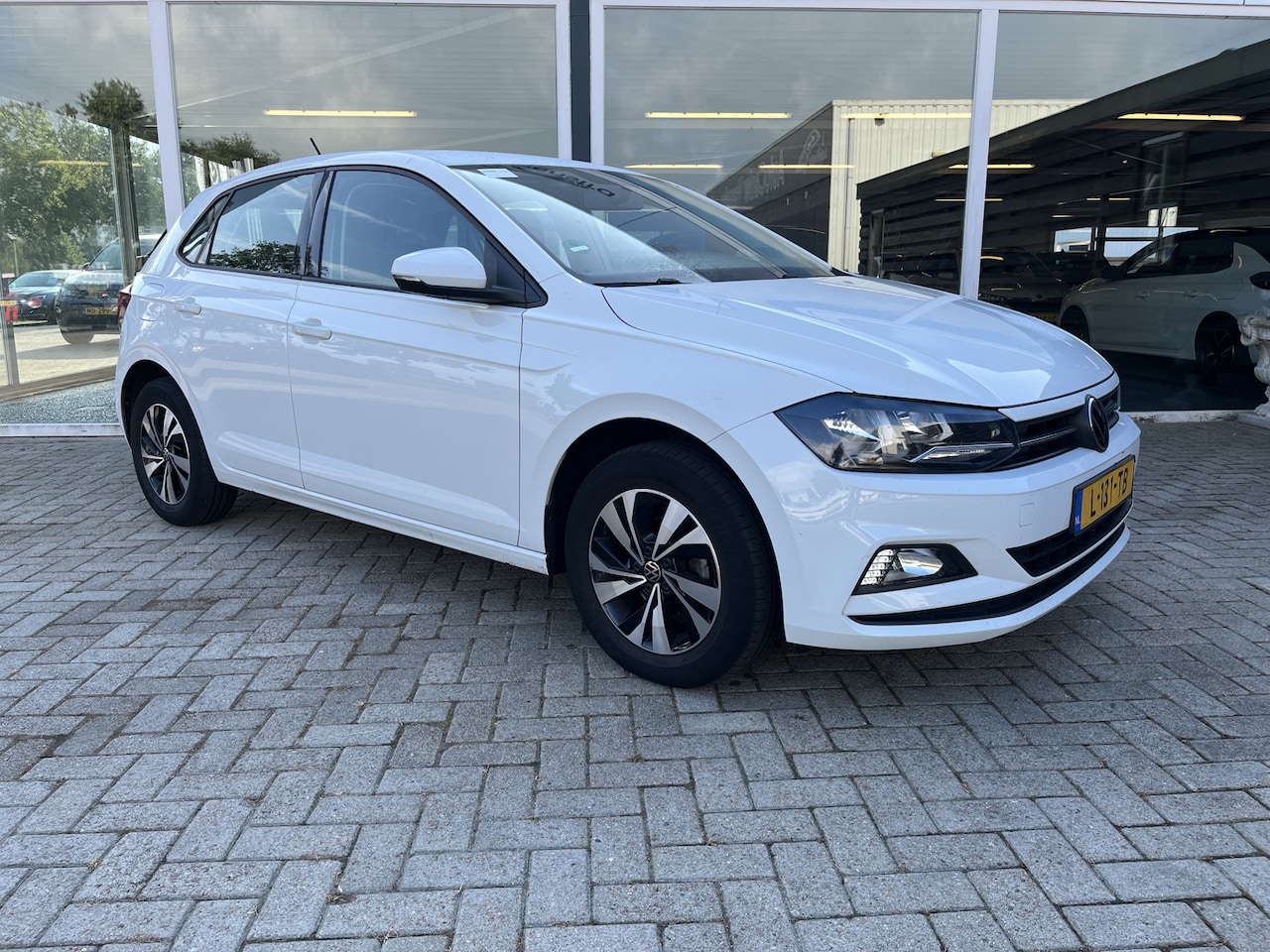 Volkswagen Polo - 1.0 TSI Comfortline 50% deal 6.475,- ACTIE Cruise / Airco / Telefoon / Navi / LMV - AutoWereld.nl