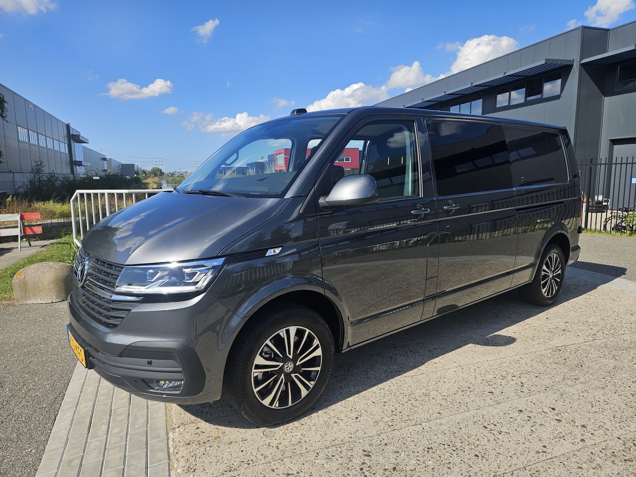 Volkswagen Transporter - 2.0 TDI L2H1 30 Highline DC 5 zits Aut 204 pk 2 zijschuifdeur, trekhaak, BPM vrij - AutoWereld.nl