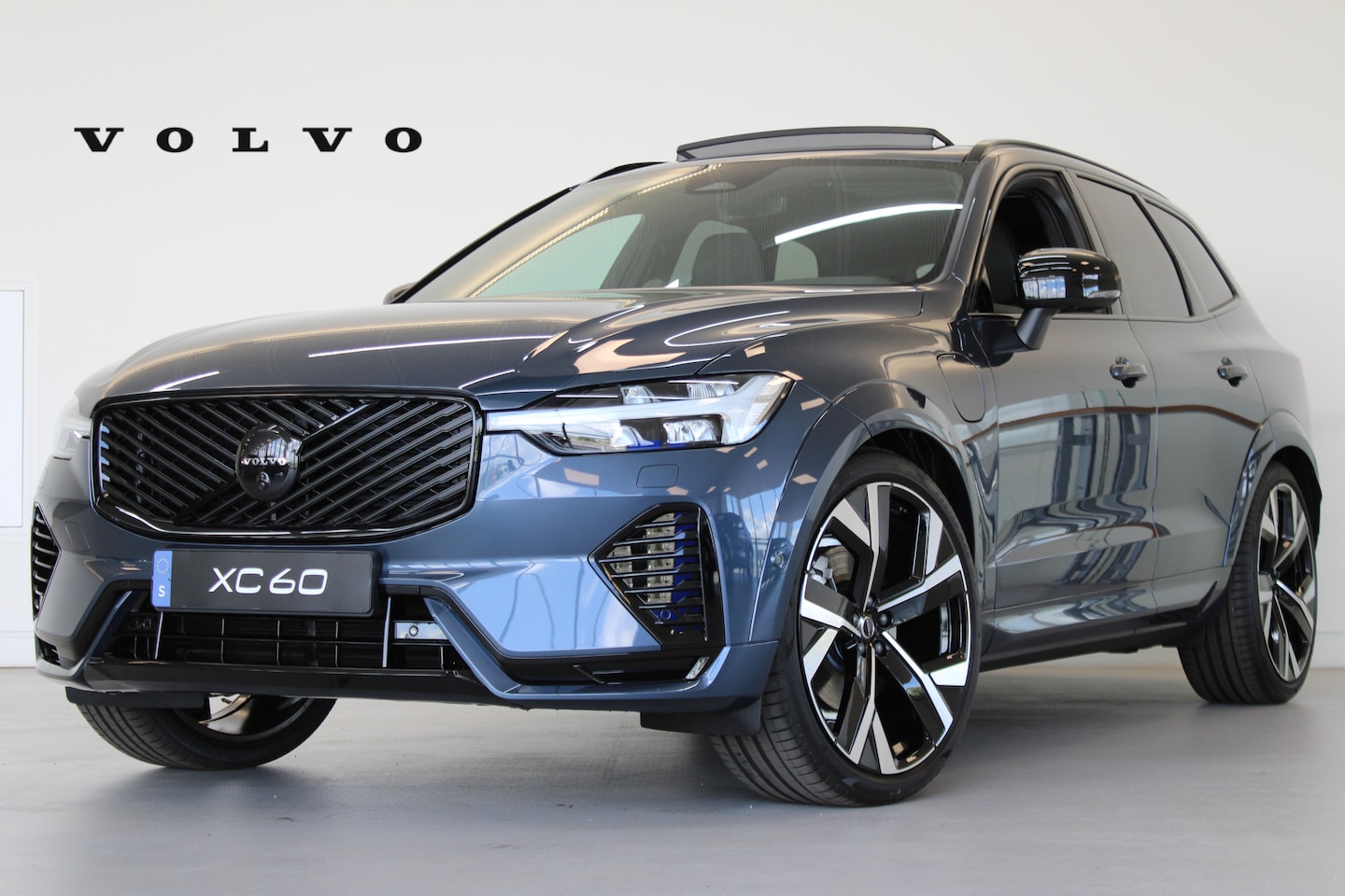 Volvo XC60 - T6 350PK AWD Ultra Black Edition Luchtvering | Massage + Ventilatie | B&W Audio | 22'' LM - AutoWereld.nl